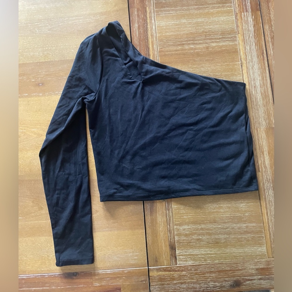 Abercrombie & Fitch 
Black one shoulder cropped top 
Size Large